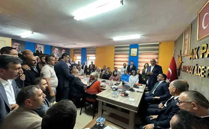 AK Parti Kars’ta ilçe teşkilatlarını buluşturdu: "Birlik ve beraberlik içinde çalışmaya devam edeceğiz"
