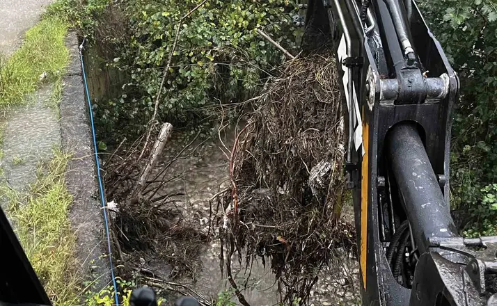 Akçakoca’da tıkanan menfezler temizlendi
