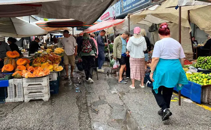 Alanya’da sağanak pazar yerini göle çevirdi
