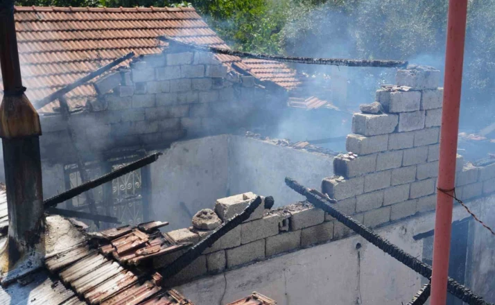 Alevlere teslim olan gecekondu kullanılamaz hale geldi 