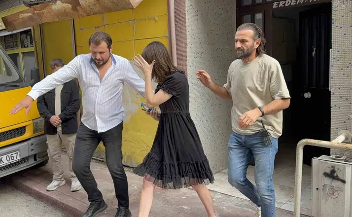 Amerikalı 22 yaşındaki kadın çatıya çıkarak intihara kalkıştı
