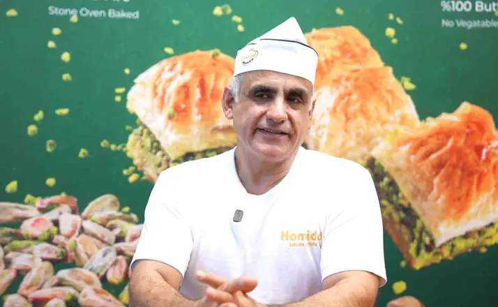 Amerikan aksanıyla Gaziantep baklavasını anlattı, sosyal medyayı salladı
