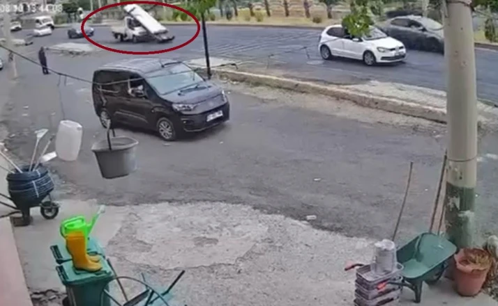 Ani frenle demirlerin kamyonetten yola savrulması kameraya yansıdı 