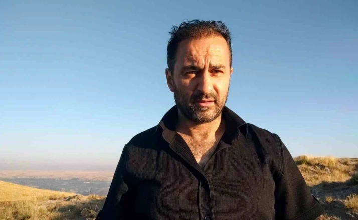 Anne ayı ve iki yavrusu sabahın erken saatlerinde yemek ararken görüntülendi 