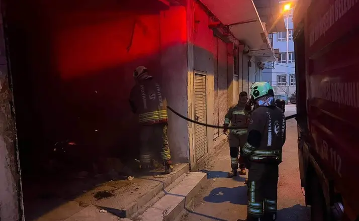 Antakya’da metruk iş yerinde yangın çıktı
