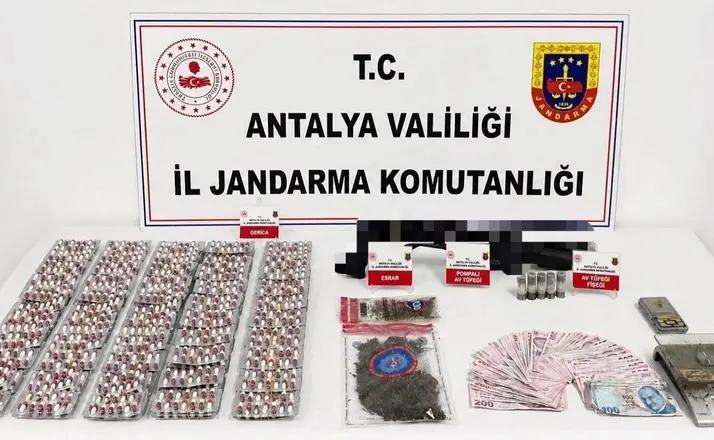 Antalya’da iki ilçede uyuşturucu operasyonu: 6,8 kilo skunk ele geçirildi
