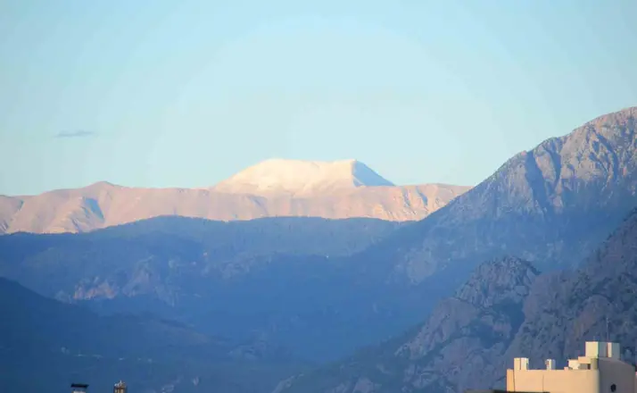 Antalya’da yağmurun ardından Beydağları beyaza büründü
