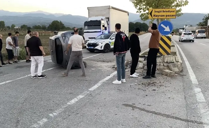 Ara sokaktan çıkan araca çarpmamak için refüje daldı… O anlar kamerada
