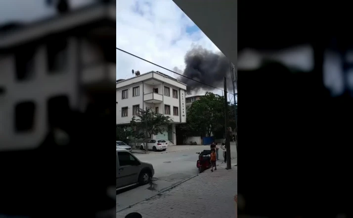 Arnavutköy’de 5 katlı binanın çatısı alev alev yandı 