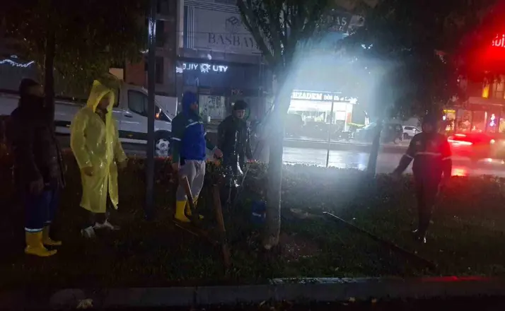 Arnavutköy’de yağış mesaisi: 300 personel ve 80 araç sahada
