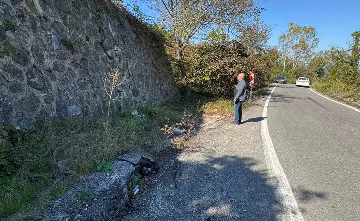 Aşırı yağışlar istinat duvarını çatlattı
