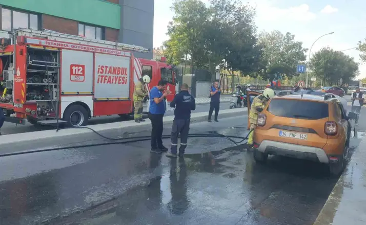 Avcılar’da park halindeki araç alev alev yandı
