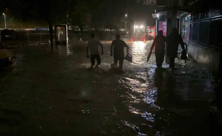 Ayazağa’da su baskınları ve elektrik kesintisi: Mahalleler karanlığa gömüldü
