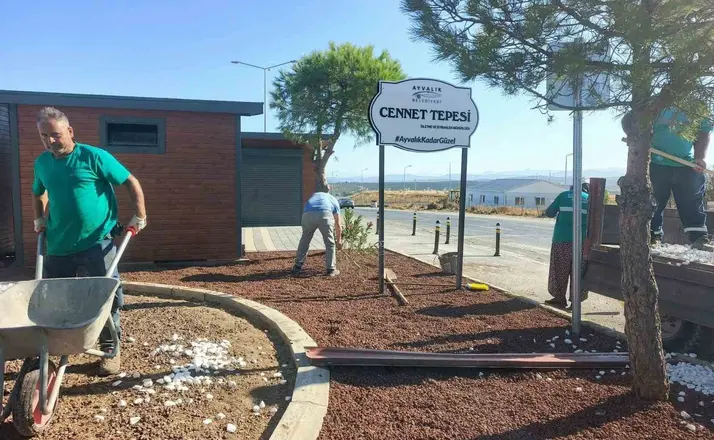 Ayvalık Belediyesi Park Bahçeler Müdürlüğü çalışanlarının mesaisi bitmiyor
