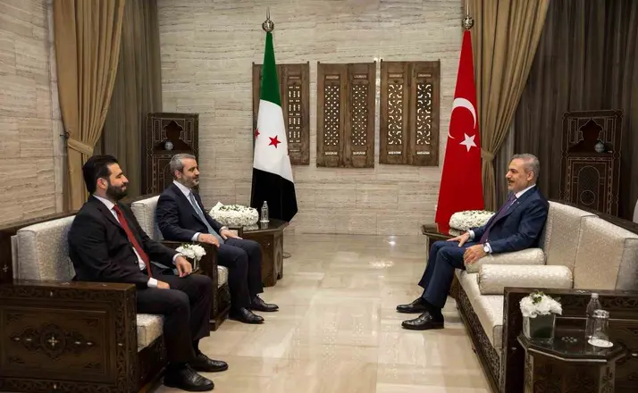 Bakan Fidan, Suriyeli mevkidaşı Şeybani ve Suriye İçişleri Bakanı Hattab ile üçlü görüşme gerçekleştirdi
