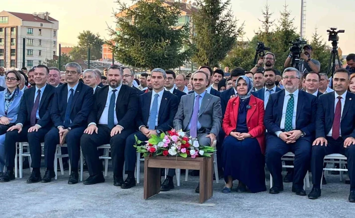 Bakan Kacır: "Herkes kendine yakışanı yapar. Birilerinin neler yaptıklarını biliyorsunuz, takip ediyorsunuz" 
