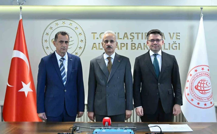 Bakan Uraloğlu: "E5000 lokomotifimiz, Avrupa Birliği Sertifikasyonu olan TSI’ya sahip oldu" 