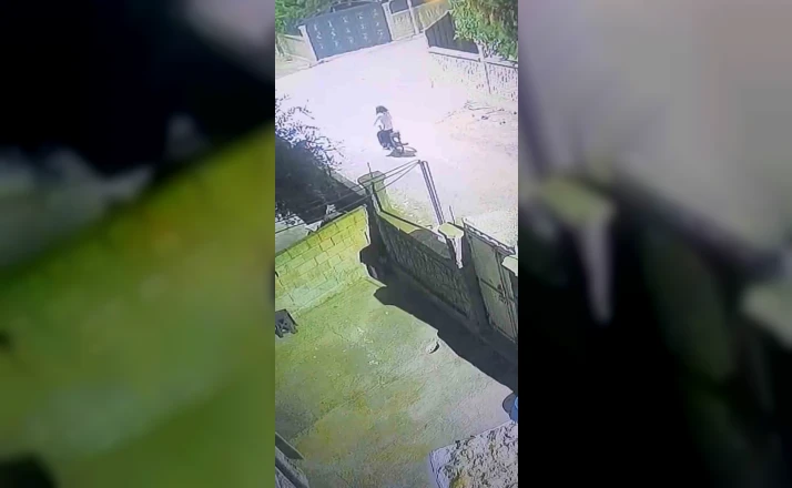 Başına poşet geçirip bisiklet çaldı 