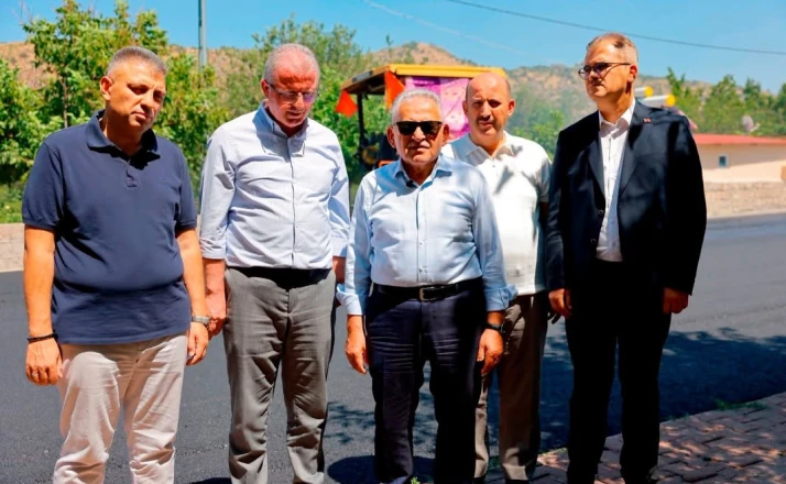 Başkan Büyükkılıç, Sazyolu caddesindeki sıcak asfalt çalışmalarını inceledi 