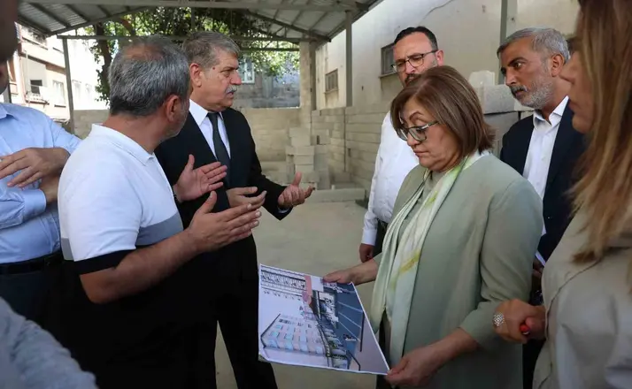 Başkan Şahin, Karşıyaka Emekliler Lokali proje alanını inceledi
