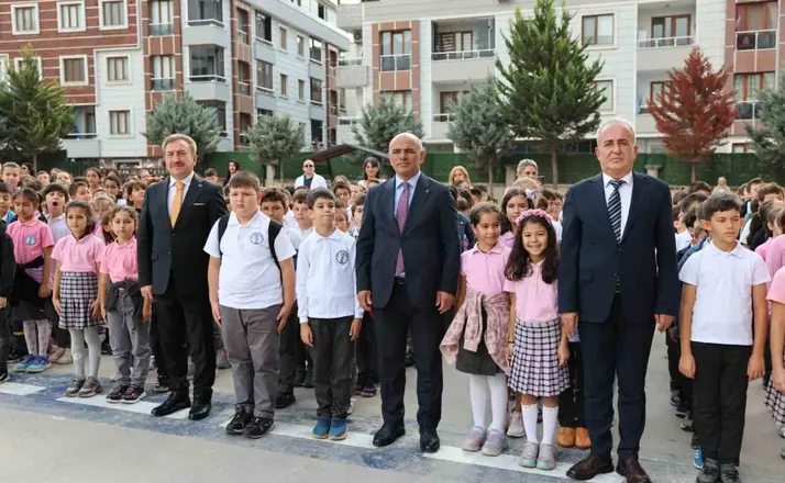 Başkan Söğüt yenilenen okul kantinini inceledi
