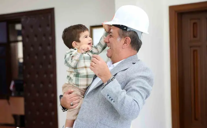 Başkan Yetişkin, sağlığına kavuşan minik Teoman’ı ağırladı
