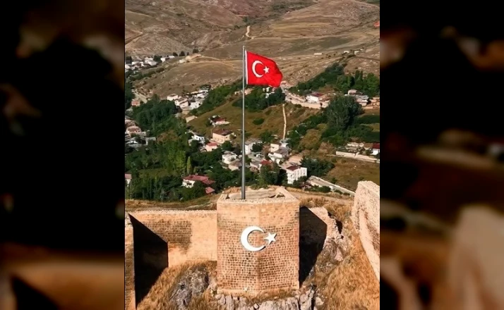 Bayburt Kalesi’nde Türk Bayrağı yenilendi 