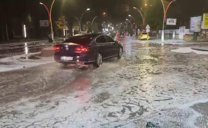 Bayburt’ta dolu yağışının ardından cadde ve sokaklarda su birikintileri oluştu

