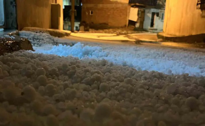Bayburt’ta fındık büyüklüğünde dolu etkili oldu
