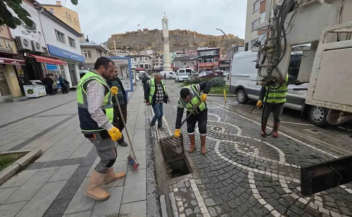 Bayburt’ta mazgallar yağışlara karşı temizleniyor
