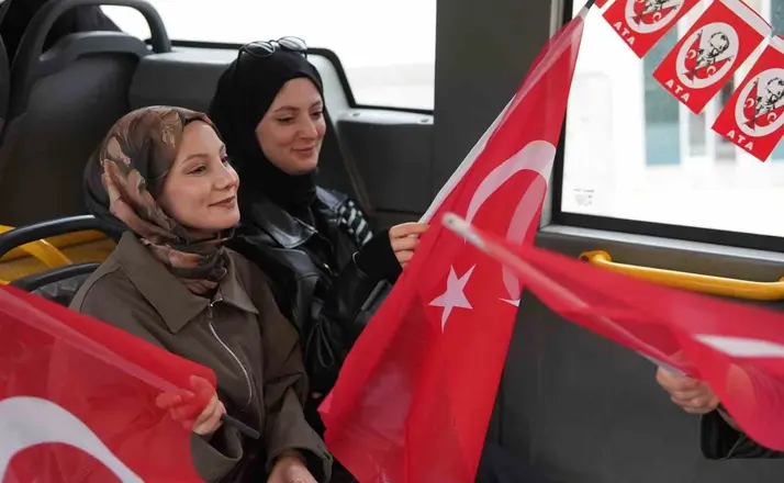 Belediye otobüsünde 29 Ekim Cumhuriyet Bayramı coşkusu
