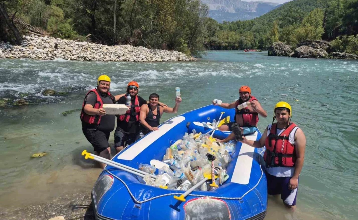 Beşkonak’ta raftingciler kürekleri bırakıp çöp topladı 