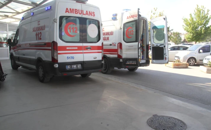 Beyşehir’de ticari taksi anne ve kızına çarptı: 2 yaralı