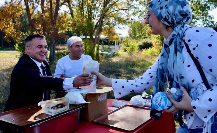 Bilecik’te gençlere köfte molası

