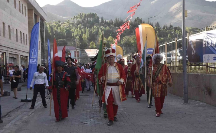 Bitlis’in kurtuluşunun 110. yılı coşkusu kortej yürüyüşüyle başladı 