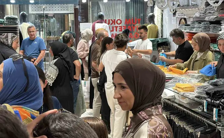 Bolu’da aileler okul öncesi alışverişinde: İğne atsan yere düşmez
