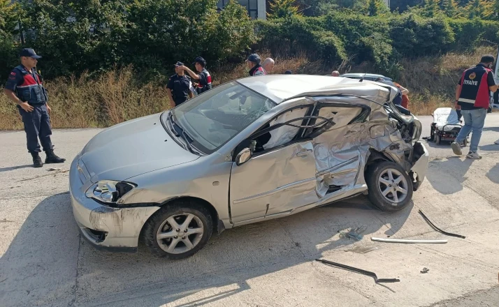 Bolu’da kamyon ile otomobil çarpıştı: 3 yaralı 