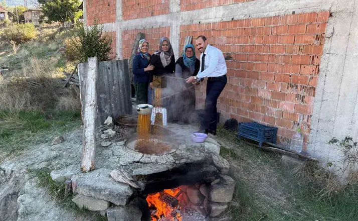 Bolu’da kaymakam ve köylüler birlikte pekmez kaynattı
