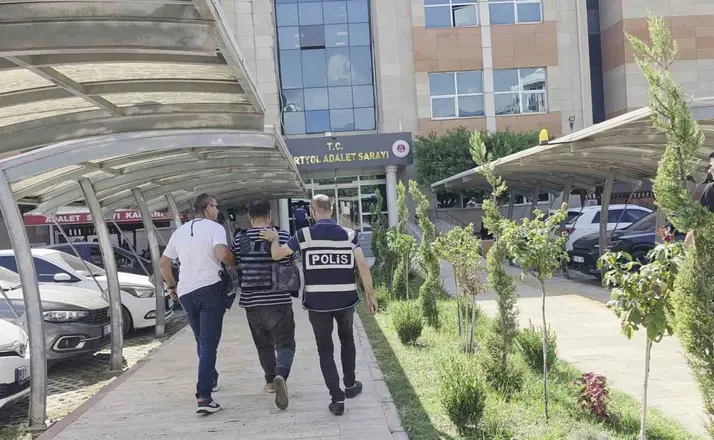 Boşanma aşamasındaki karısını öldüren şahıs çelik yelekle adliyeye sevk edildi
