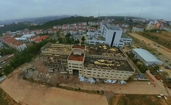 Boyabat’ta eski hastane binasının yıkımına başlandı
