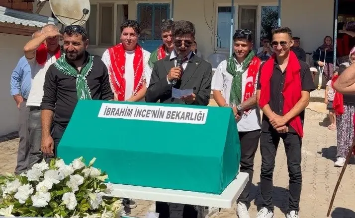 Böyle düğün görülmedi: Damadı çatıya çıkarıp tepsi tepsi yemek istediler
