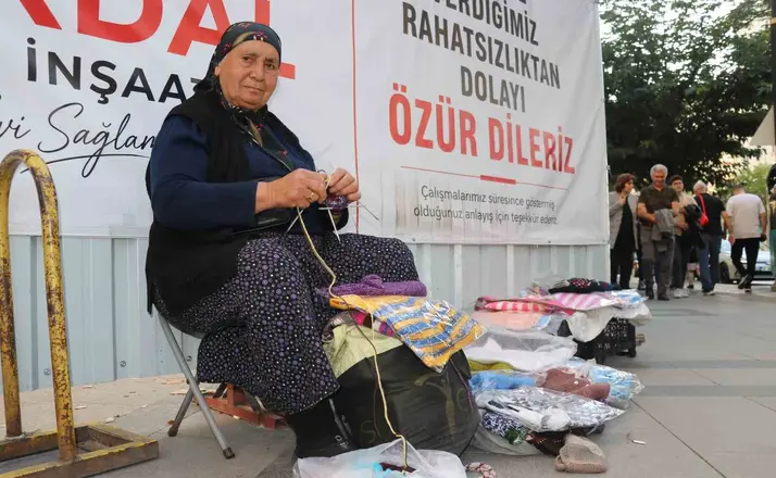 Boyu uzun diye okula gönderilmedi, 66 yıldır el işi yaparak geçimini sağlıyor
