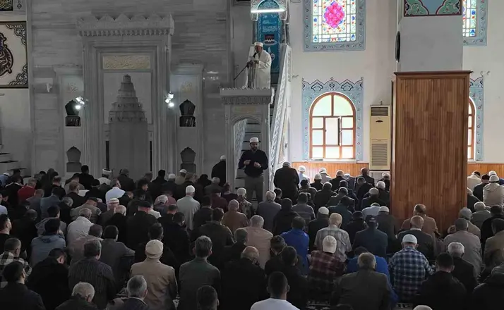 Bu camide cuma namazında engeller işaret diliyle aşılıyor
