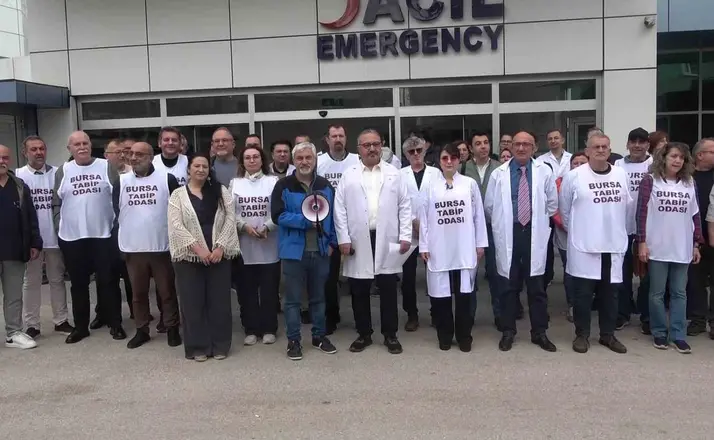 Bursa’da NEV Hastanesi önünde 6 aydır maaşlarını alamayan hekimlerden eylem
