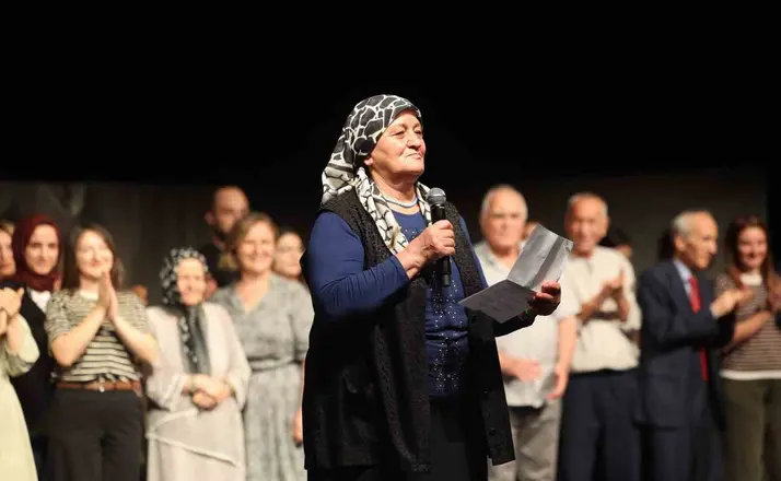 Büyüklerin tiyatro oyunu ayakta alkışlandı
