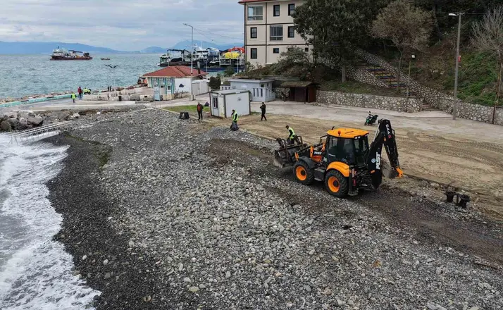 Büyükşehir ekiplerinden sahillerde temizlik çalışması
