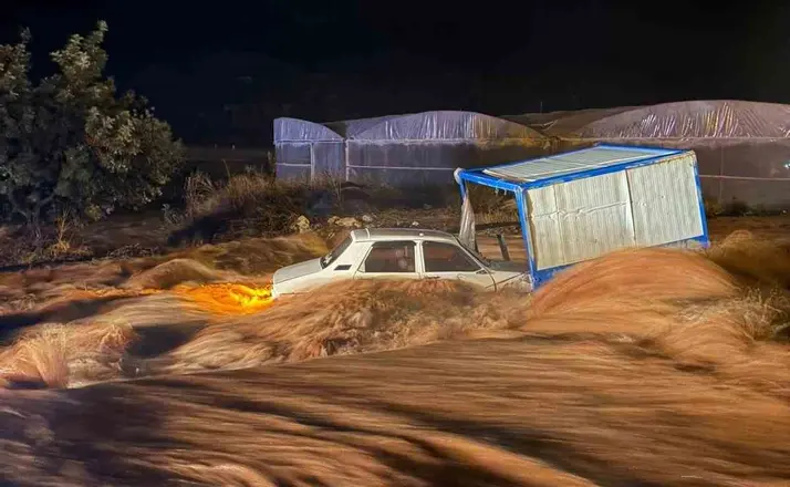 Büyükşehir ekiplerinin yağmur mesaisi gece boyunca sürdü
