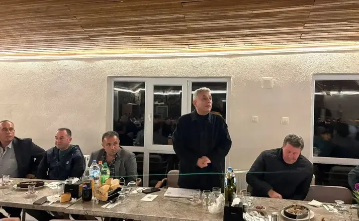 Çal Belediye Başkanı Ahmet Hakan, emekleri için muhtarlara teşekkür belgesi verdi
