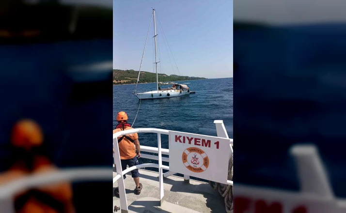 Çanakkale Boğazı’nda sürüklenen tekne kurtarıldı 
