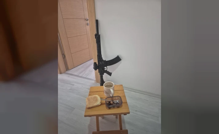 Çatalca’da silahlı şahıs kendisini eve kapattı 